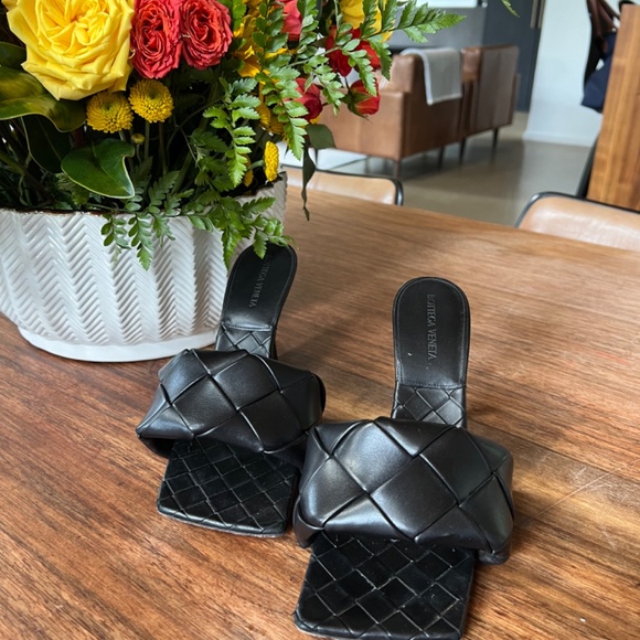 Bottega Veneta Lido Leather Mules - Picture 2 of 6